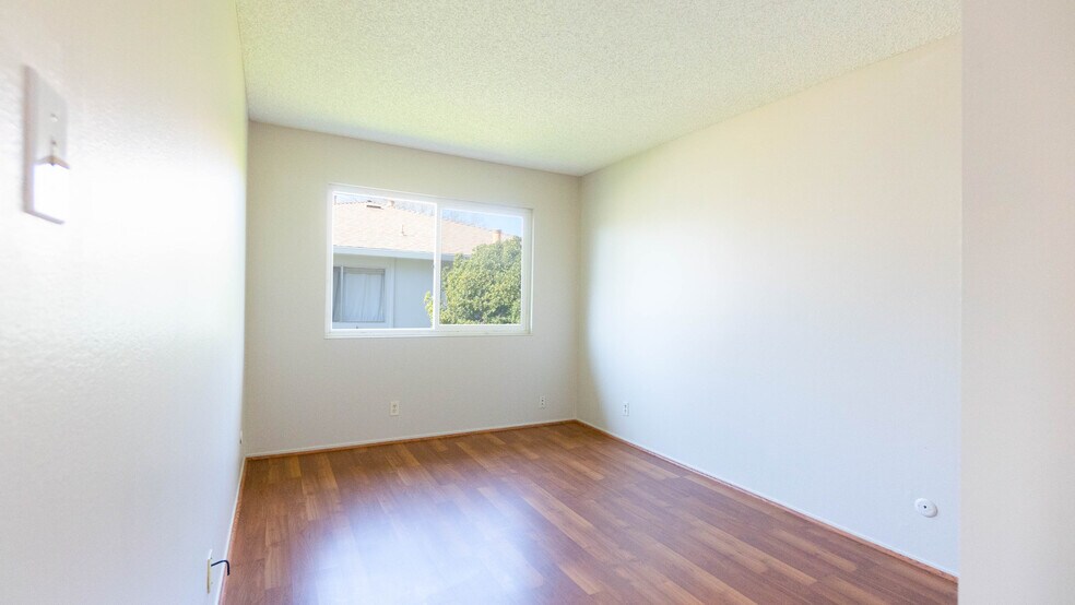 More Photos Of 1093 Del Rio Circle, Concord Apartments For Sale