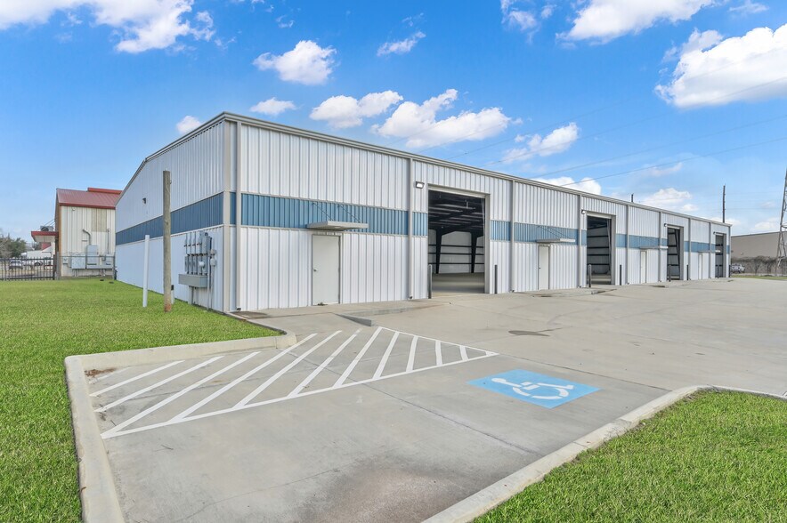 Primary Photo Of 535 S Persimmon St, Tomball Warehouse For Lease