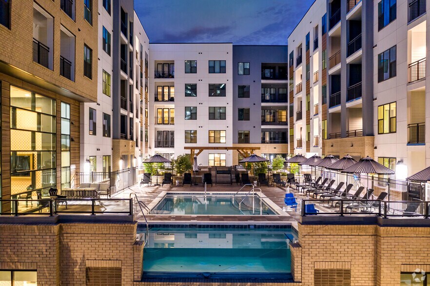 More Photos Of 101 W Morehead St, Charlotte Apartments For Lease