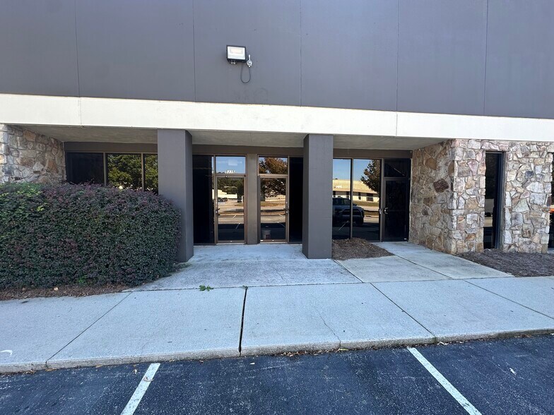 More Photos Of 5335-5353 Snapfinger Woods Dr, Decatur Warehouse For Lease
