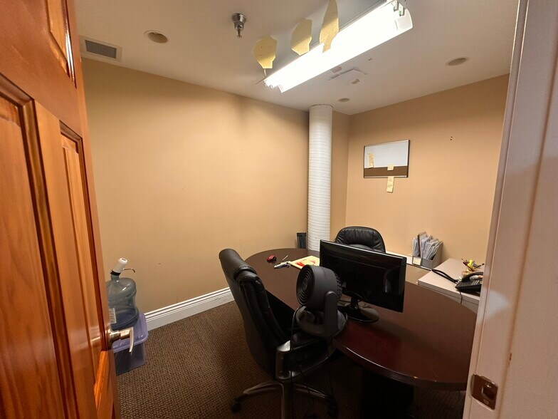 More Photos Of 15272 Croydon Dr, Surrey Flex For Lease