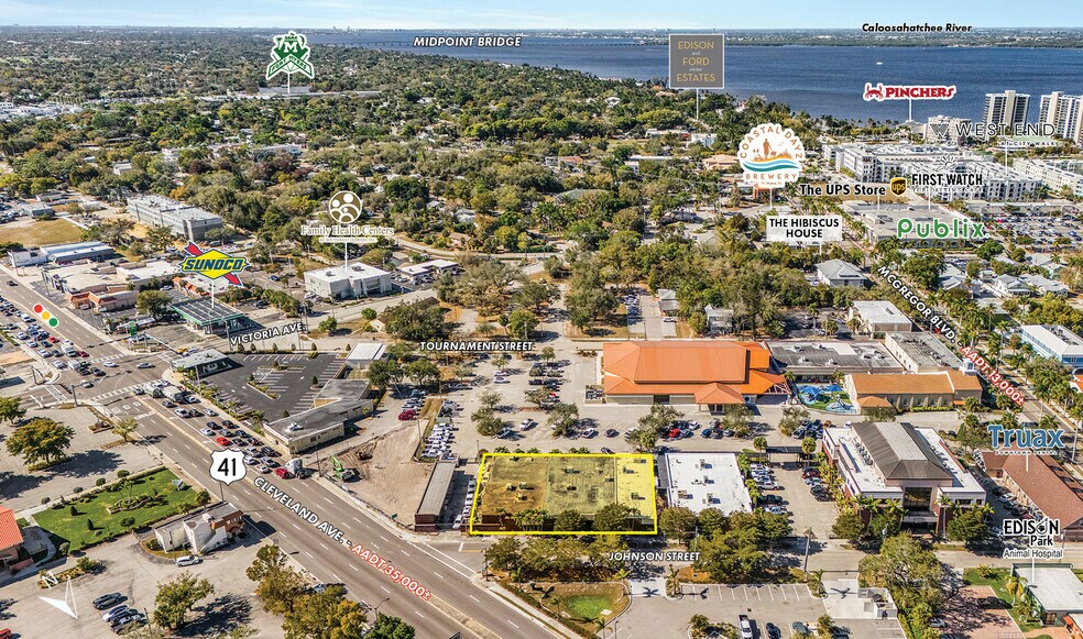 More Photos Of 2142-2158 Johnson St, Fort Myers Office For Lease