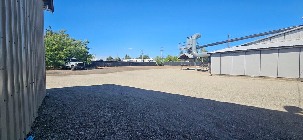 More Photos Of 2909 N Crestline St, Spokane Showroom For Lease