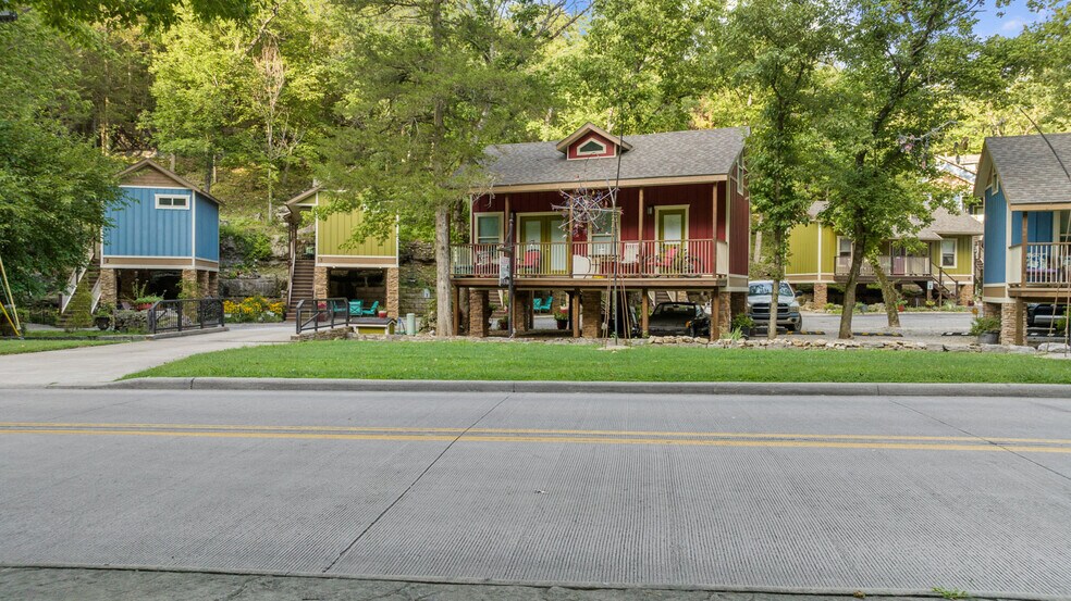 More Photos Of 275 N Main St, Eureka Springs Hotel For Sale