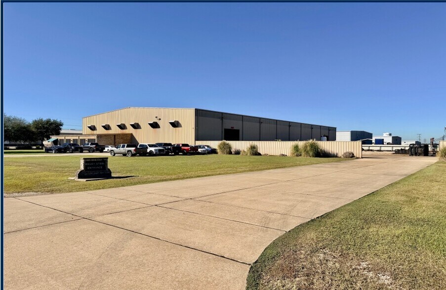 More Photos Of 3911 Cedar Blvd, Baytown Warehouse For Sale
