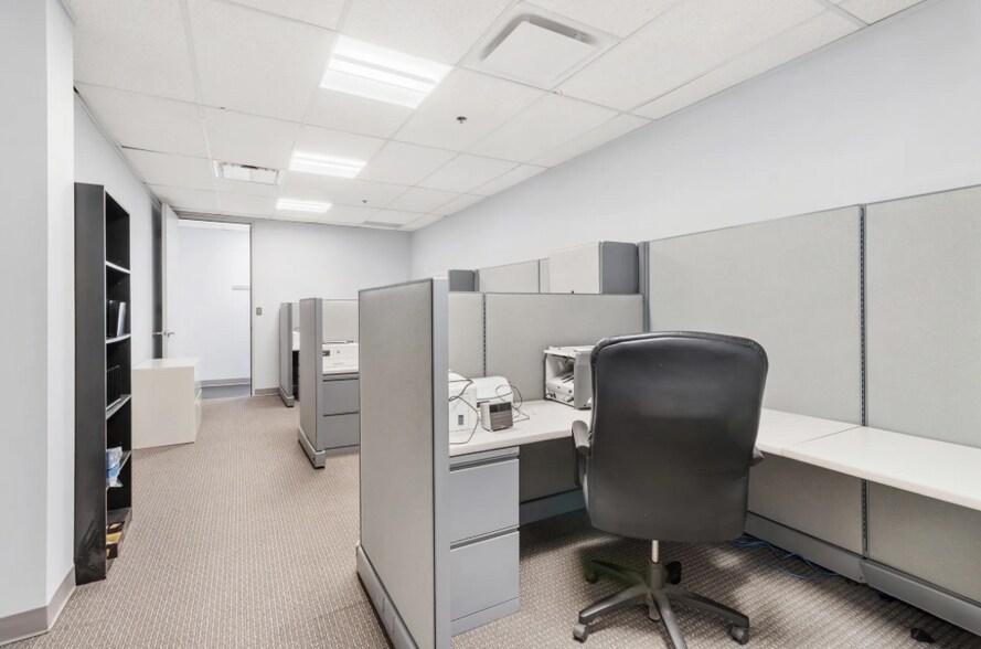 More Photos Of 3155 W big beaver Rd, Troy Office For Lease