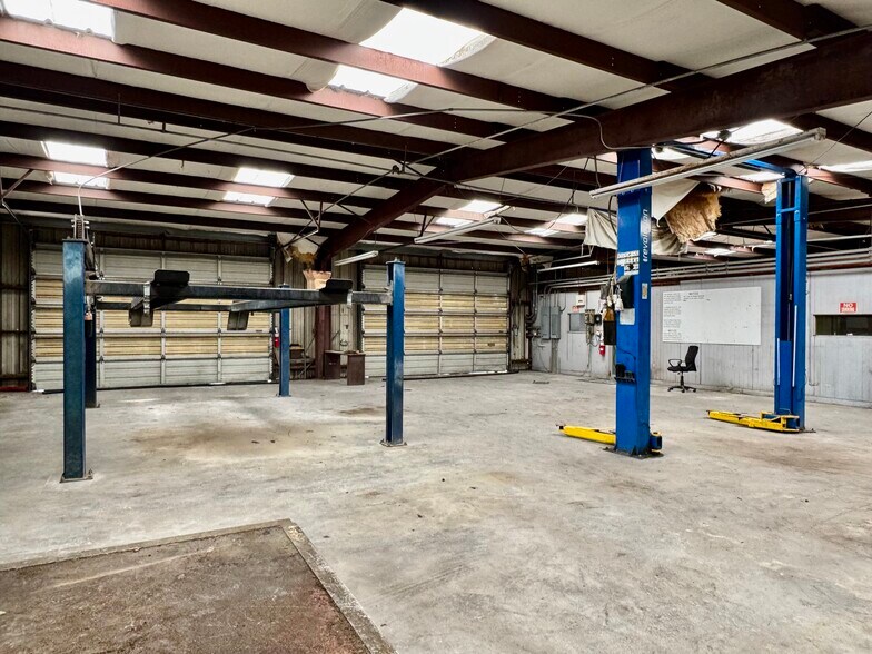 More Photos Of 6211 Blanding Blvd, Jacksonville Auto Repair For Lease