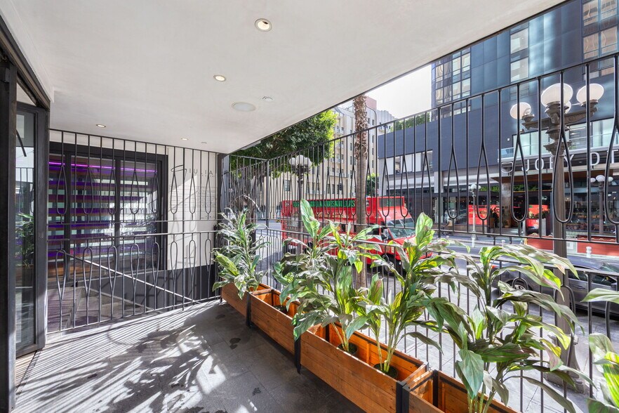 More Photos Of 701 W 7th St, Los Angeles Apartments For Lease