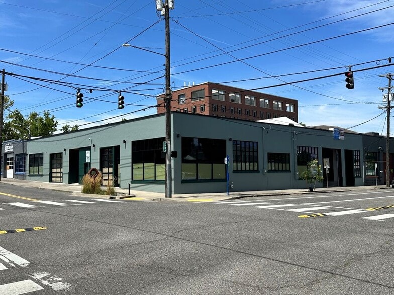 More Photos Of 633 SE Clay St, Portland Showroom For Lease