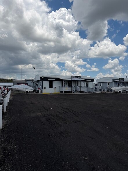 More Photos Of 1505 W Landstreet Rd, Orlando Auto Dealership For Lease