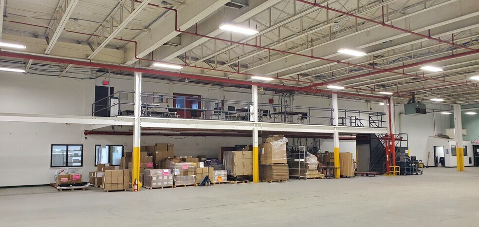 More Photos Of 2695 Av Dollard, Montréal Warehouse For Lease