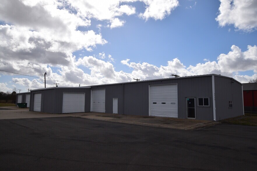 More Photos Of 2175 W Choctaw St, Tahlequah Light Distribution For Sale