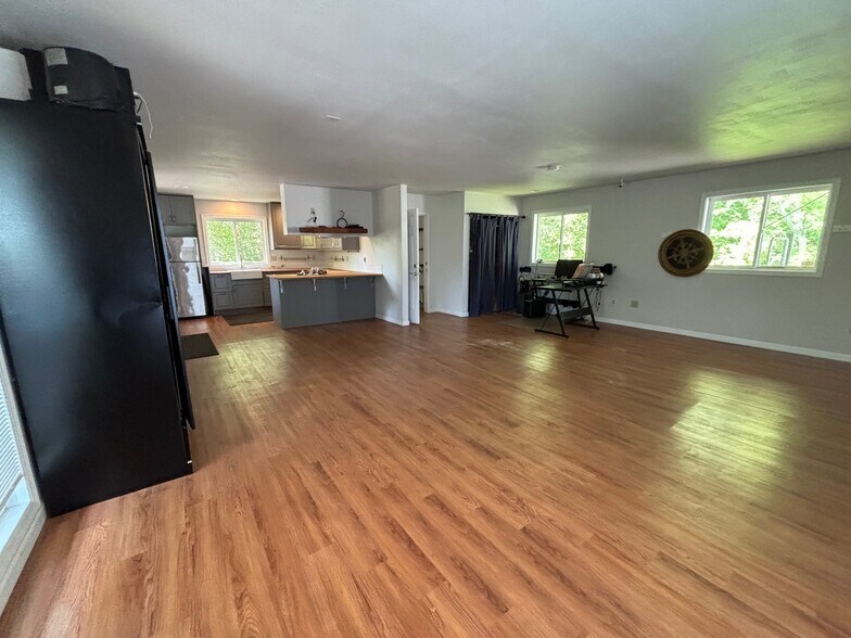More Photos Of 15350 NE Sandy Blvd, Portland Office Residential For Sale