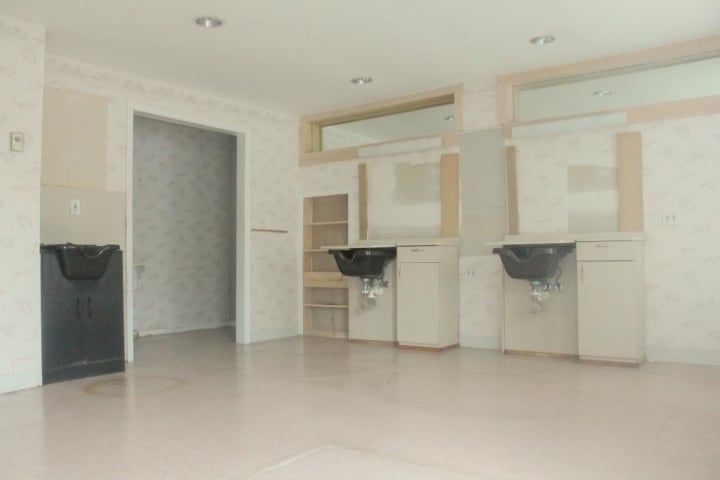 More Photos Of 28 Wall St, Oxford Freestanding For Lease