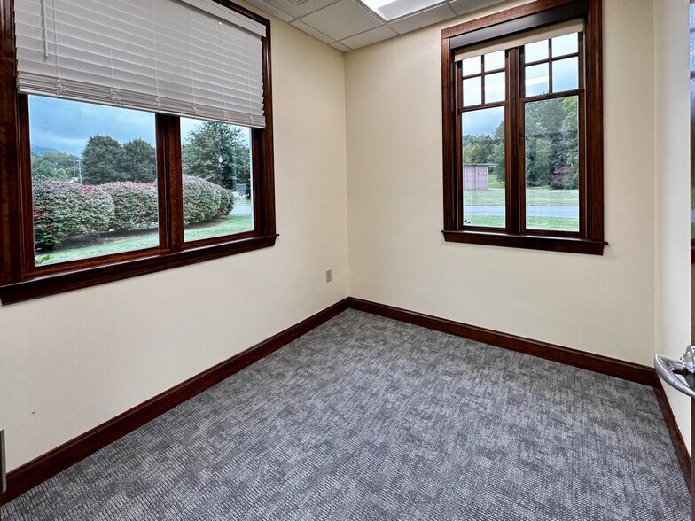 More Photos Of 125 N Lakeshore Dr, Lake Junaluska Office For Lease