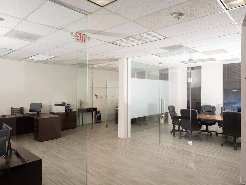 More Photos Of 9225 Katy Fwy, Houston Office For Lease