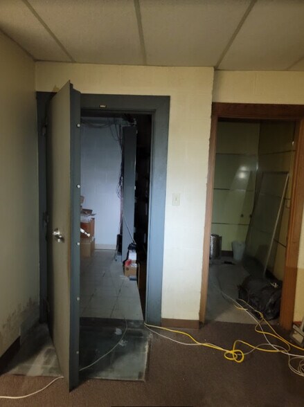 More Photos Of 1900 E Holland Ave, Saginaw Warehouse For Sale