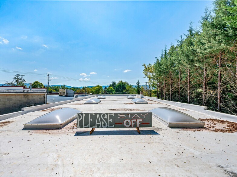 More Photos Of 13 Central Ave, Weaverville Freestanding For Lease