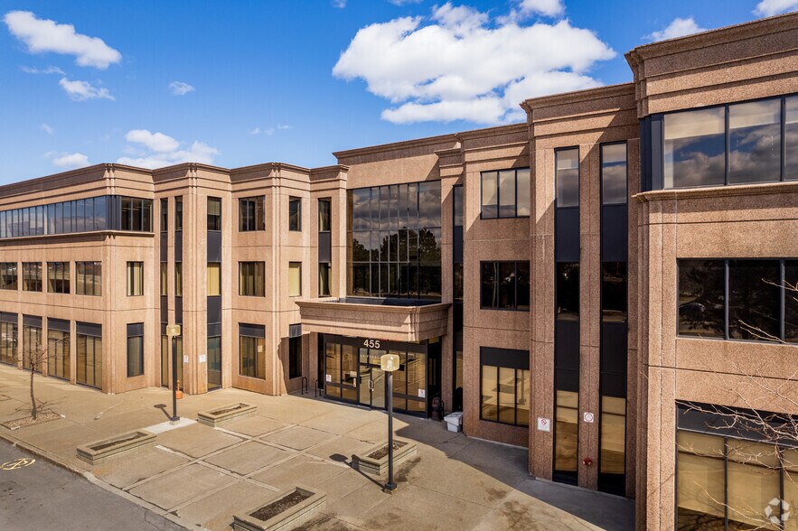 More Photos Of 455 Boul Fénelon, Dorval Medical For Lease