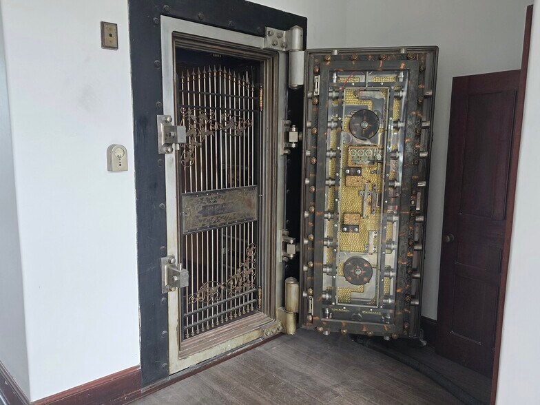 More Photos Of 429 Main St, Rockland Office For Sale