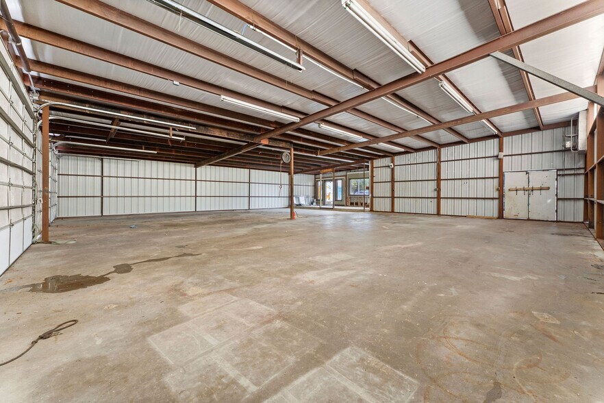 More Photos Of 107 N Danville St, Willis Showroom For Lease