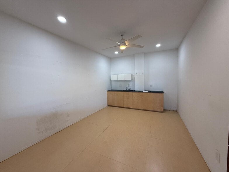 More Photos Of 1602 W 39th Pl, Los Angeles Warehouse For Lease