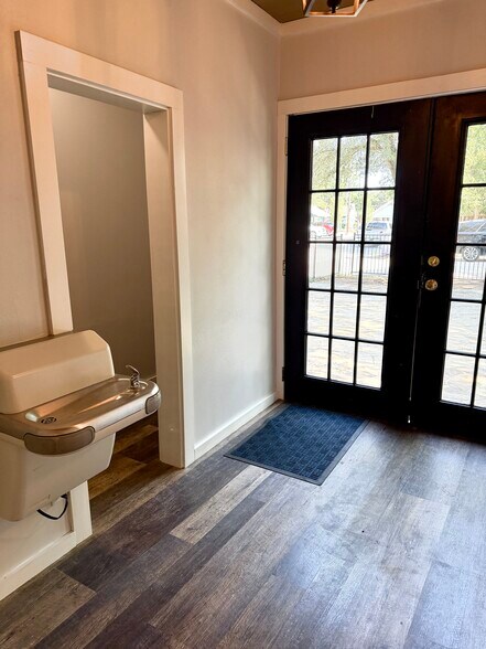 More Photos Of 7110 Elm St, Frisco Storefront Retail Office For Lease