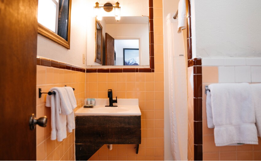 More Photos Of 525 W Rainbow Blvd, Salida Hotel For Sale