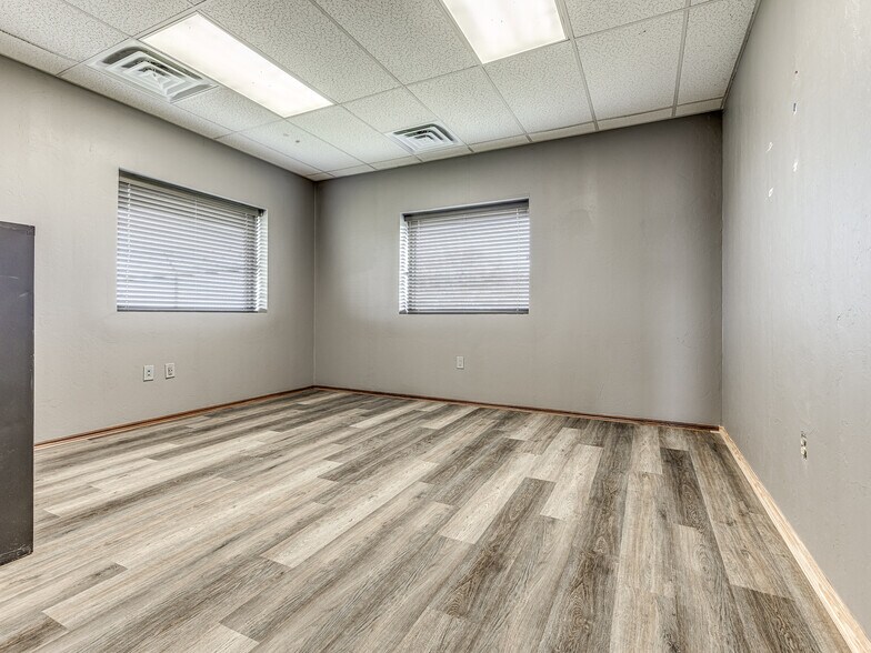 More Photos Of 4900 S Rockwell St, Oklahoma City Warehouse For Lease