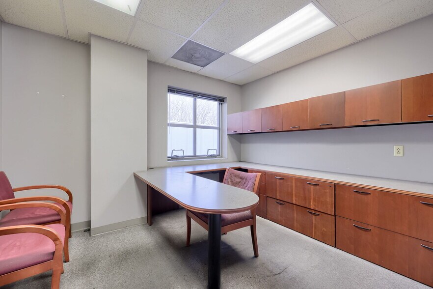 More Photos Of 300 Commerce Dr, New Holland Distribution For Lease