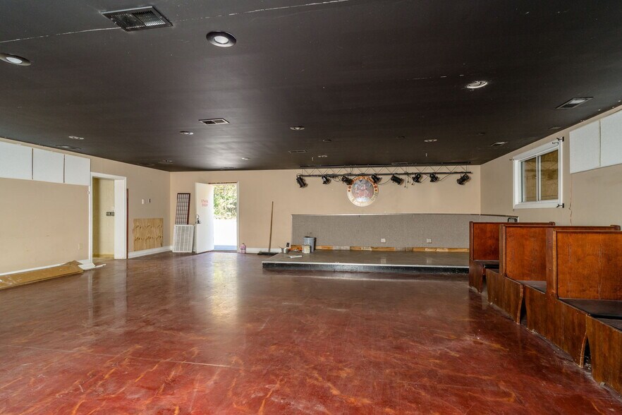 More Photos Of 2323 W Main St, Waynesboro General Retail For Sale