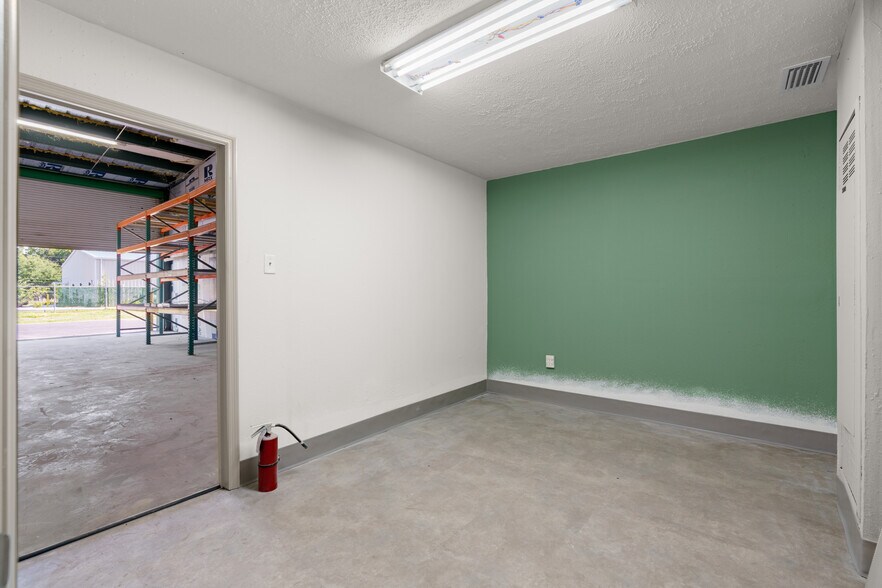 More Photos Of 13595 SE 31st Ave, Summerfield Warehouse For Sale