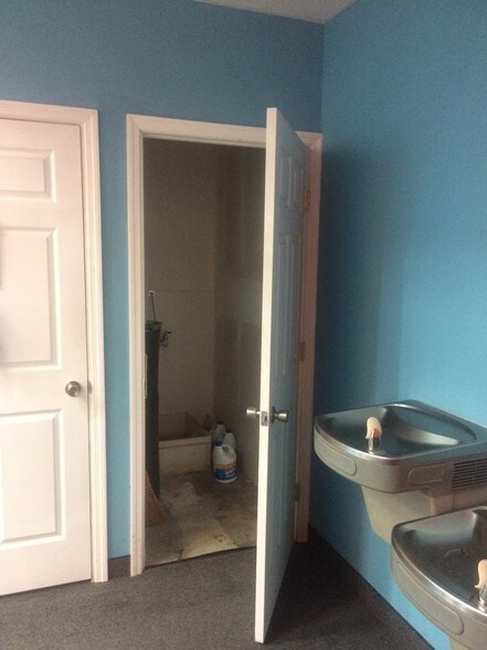 More Photos Of 4050 Westgate Ave, West Palm Beach Showroom For Lease