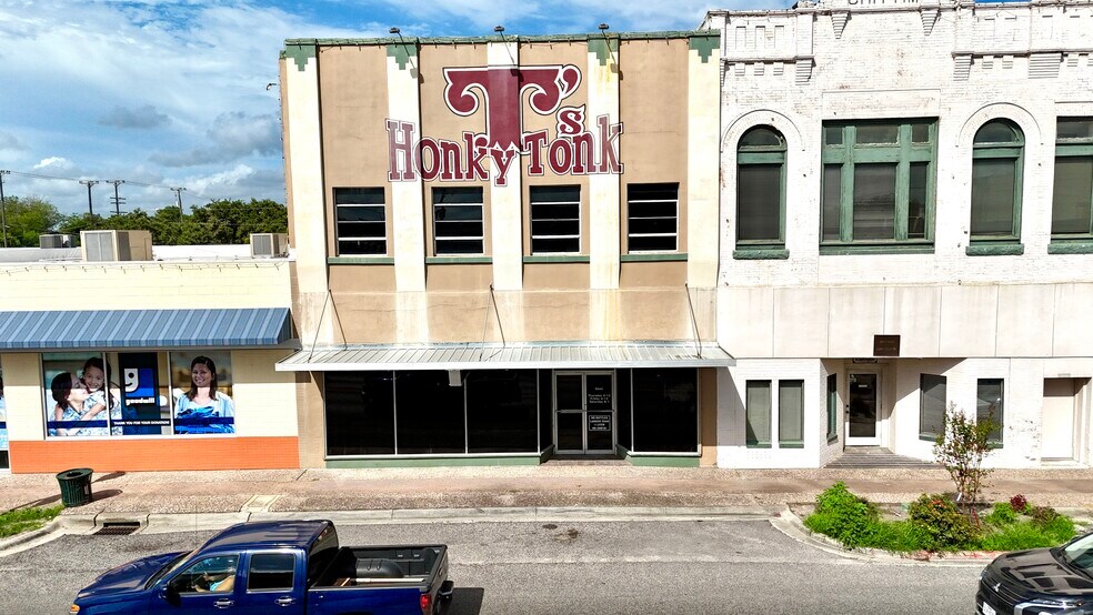 More Photos Of 209 N Washington St, Beeville Bar For Sale