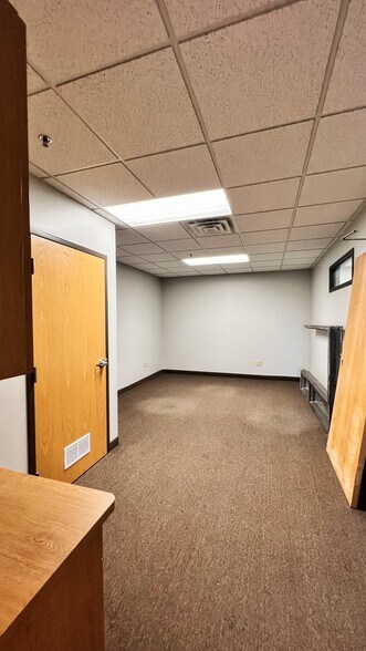 More Photos Of 2850 Cutters Grove Ave, Anoka Office For Lease