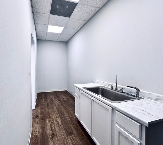 More Photos Of 605-701 E University Ave, Georgetown Storefront Retail Office For Sale