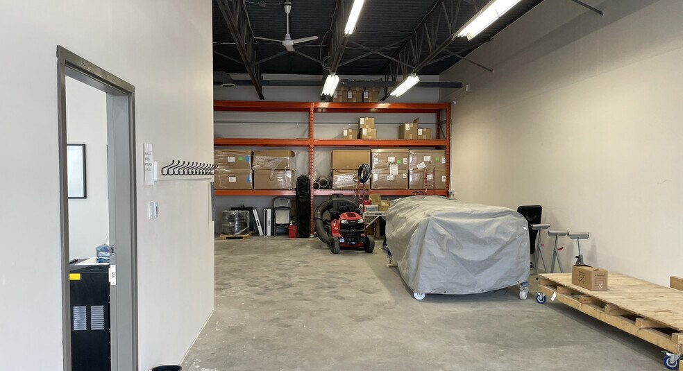 More Photos Of 976 Dugald Rd, Winnipeg Flex For Lease