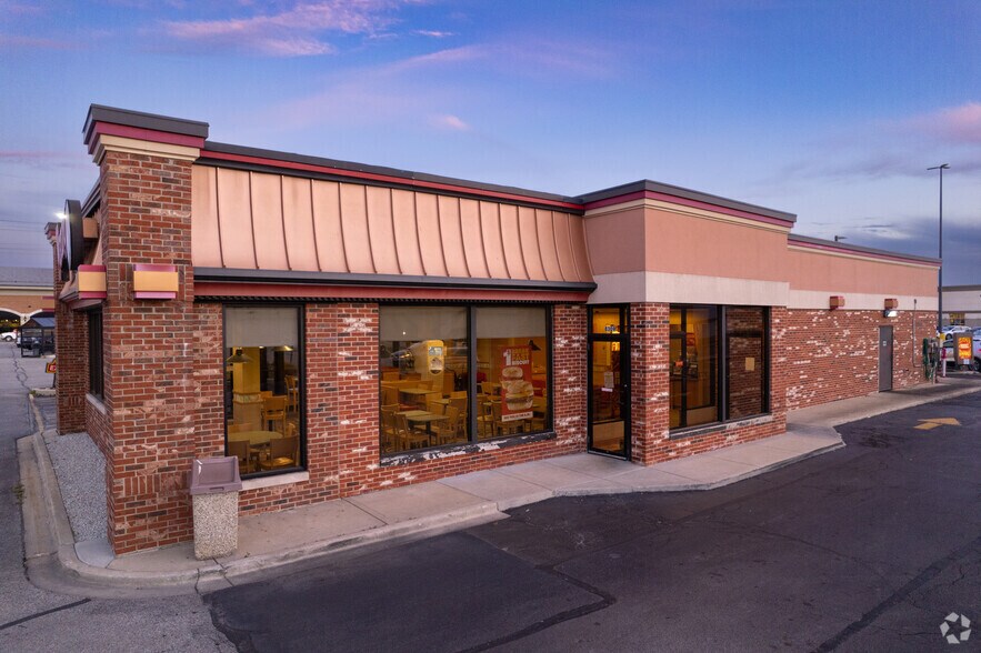 More Photos Of 8201-8307 W Golf Rd, Niles Unknown For Lease