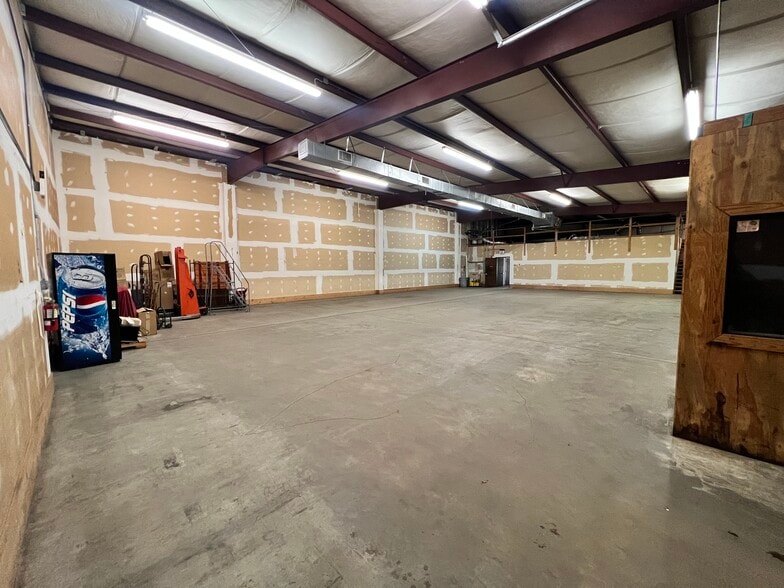 More Photos Of 413 W Chatham St, Cary Flex For Lease