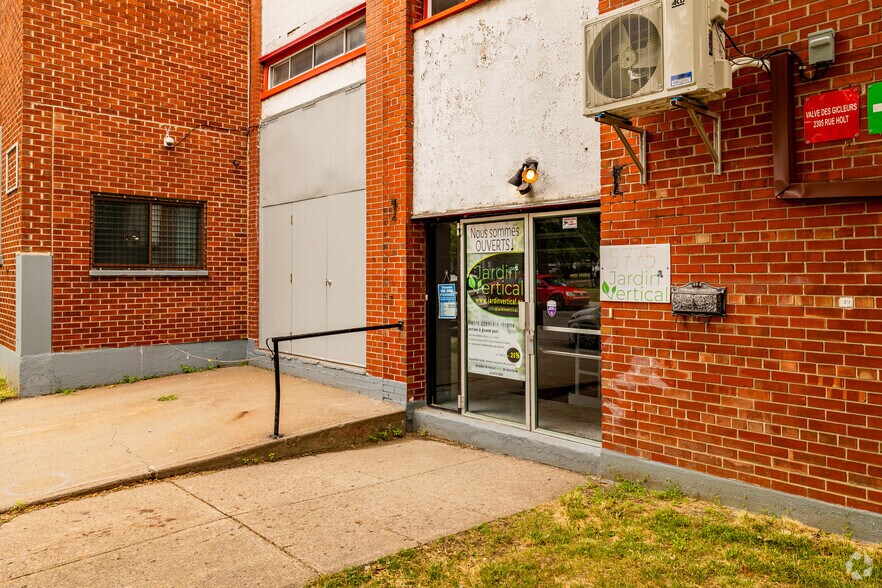 More Photos Of 2424 Rue Des Carrières, Montréal Light Manufacturing For Lease