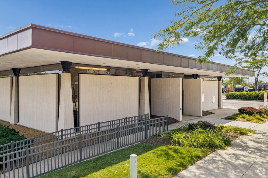 More Photos Of 469 N Seymour Ave, Mundelein Bank For Sale