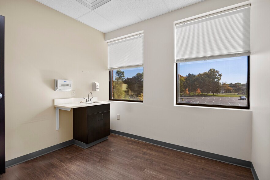 More Photos Of 711-713 Troy Schenectady Rd, Latham Medical For Lease