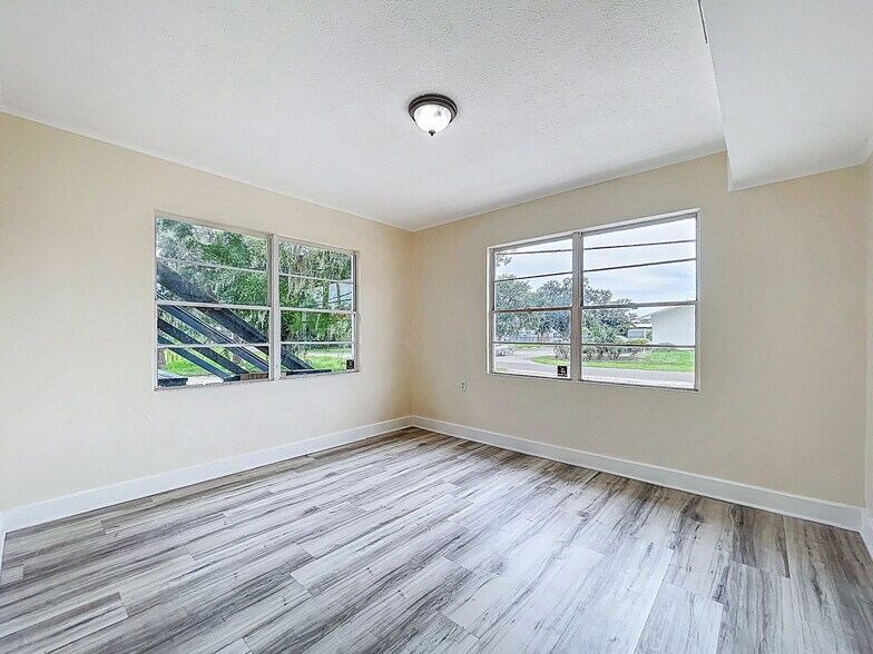 More Photos Of 301 N US Highway 41, Ruskin Office Residential For Lease