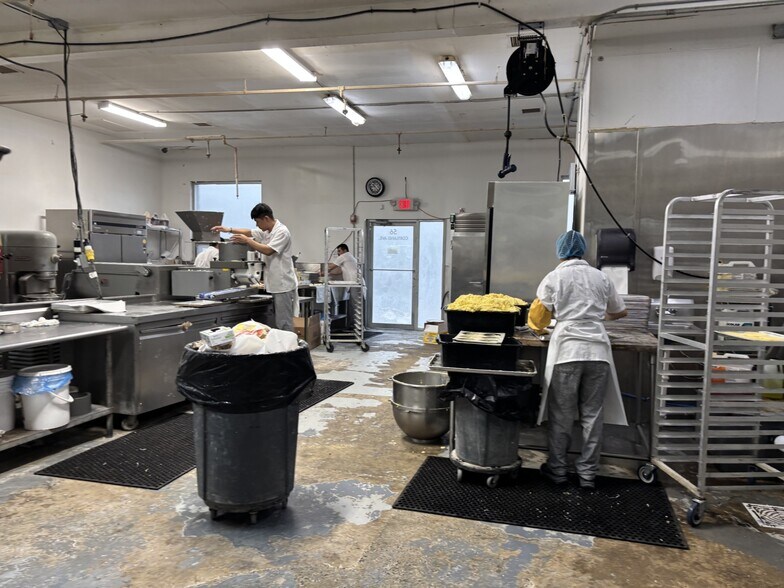 Primary Photo Of 56 Cortland Ave, Dumont Showroom For Lease