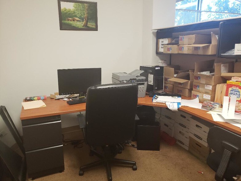 More Photos Of 1 Tiffany Pt, Bloomingdale Medical For Lease