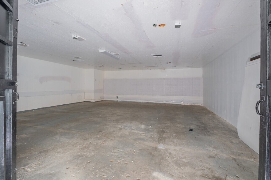 More Photos Of 16955 Sherman Way, Van Nuys Freestanding For Sale