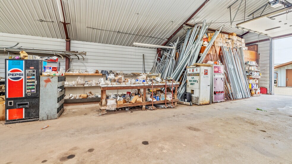 More Photos Of 1333 Jackson St, Iron Mountain Industrial For Sale