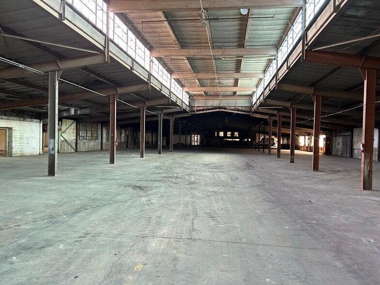 More Photos Of 825 W Walnut St, Oglesby Warehouse For Lease