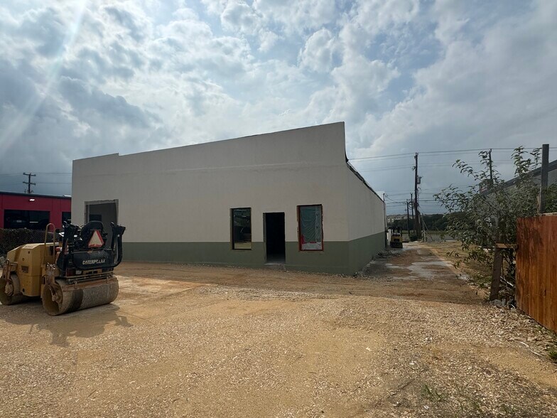 More Photos Of 5625 Babcock Rd, San Antonio Light Distribution For Lease