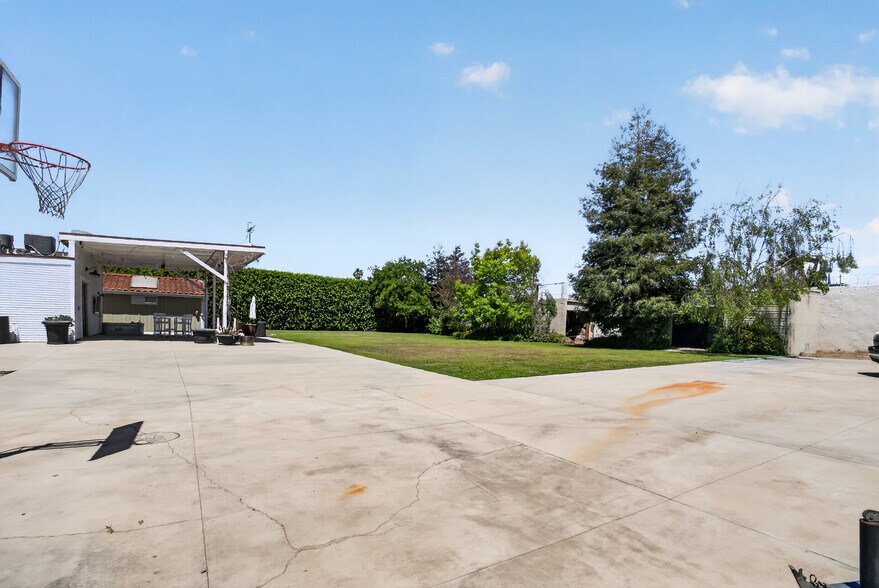 More Photos Of 17066 Palmdale Ln, Huntington Beach Contractor Storage Yard For Sale